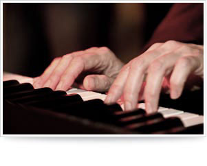 Cat Kaffenberger plays piano